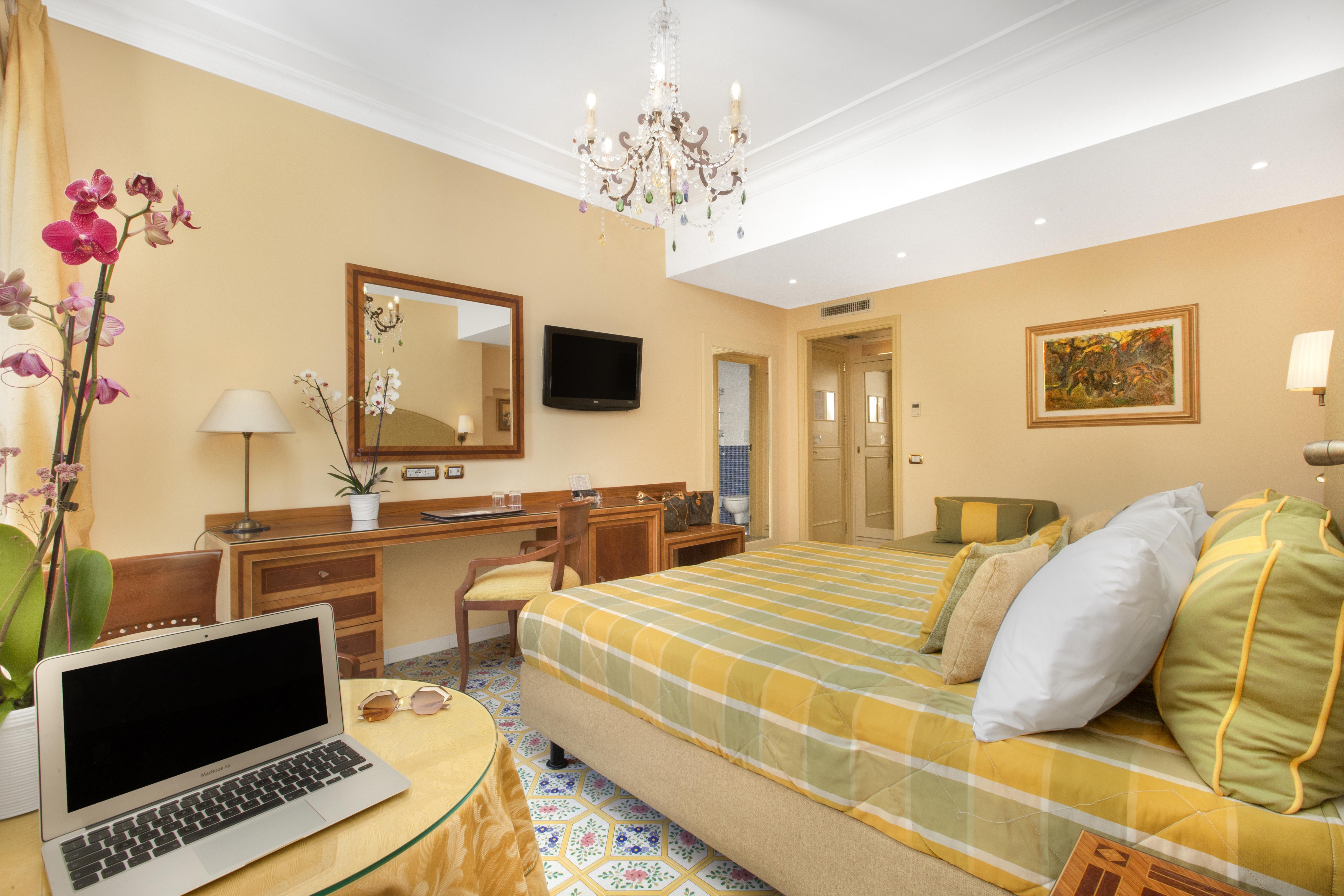 Hotel Antiche Mura Sorrento Bagian luar foto