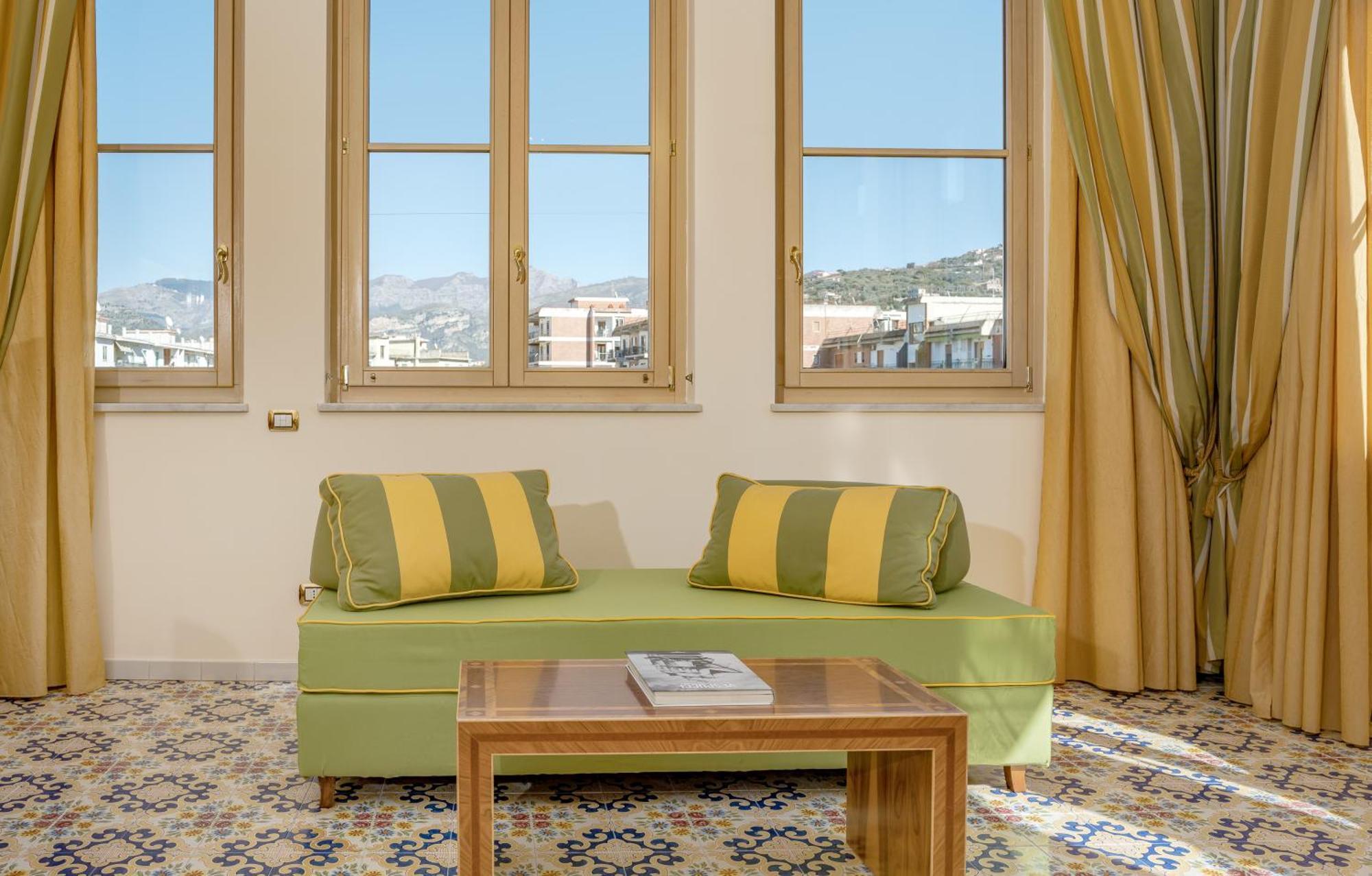 Hotel Antiche Mura Sorrento Bagian luar foto