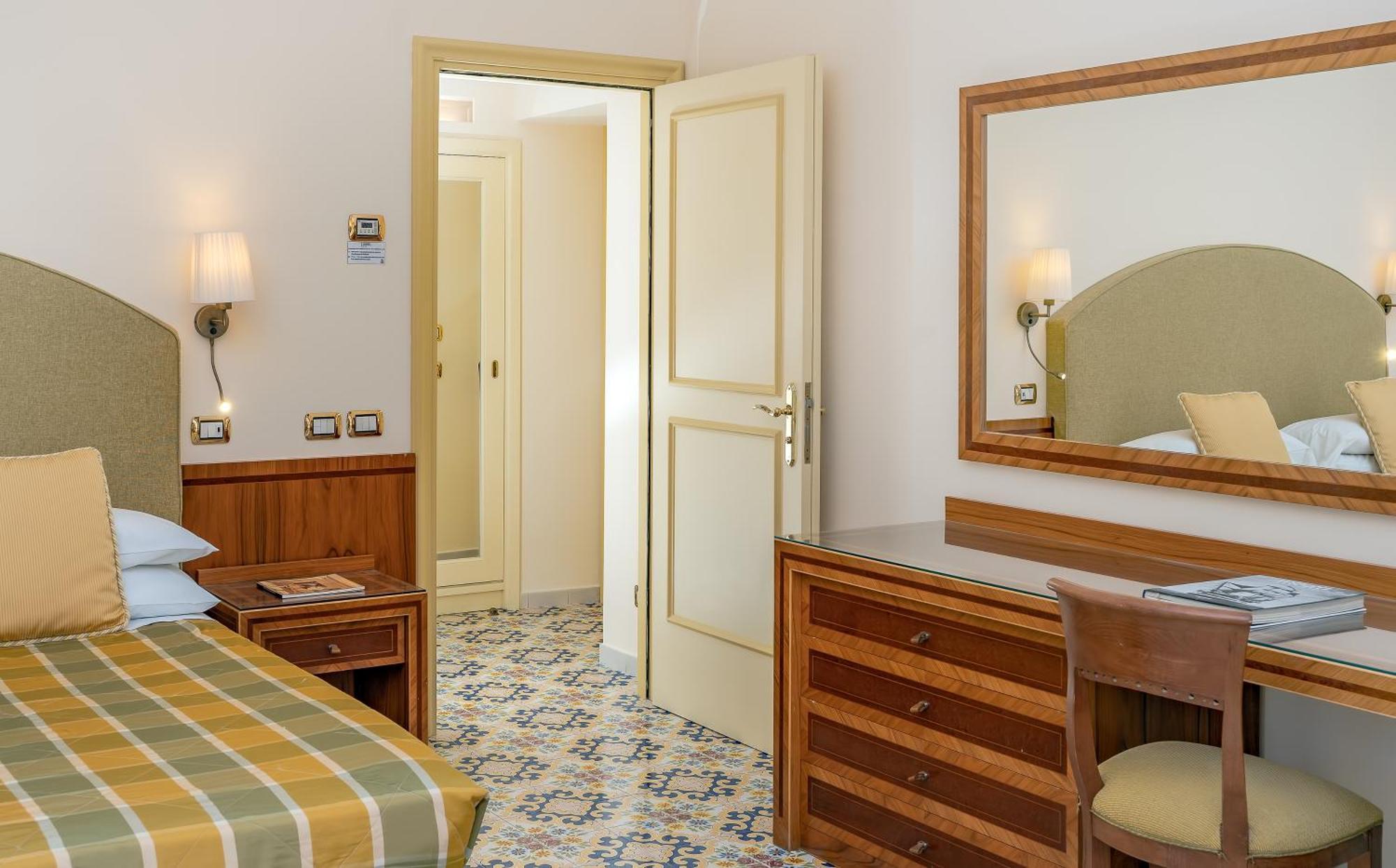 Hotel Antiche Mura Sorrento Bagian luar foto
